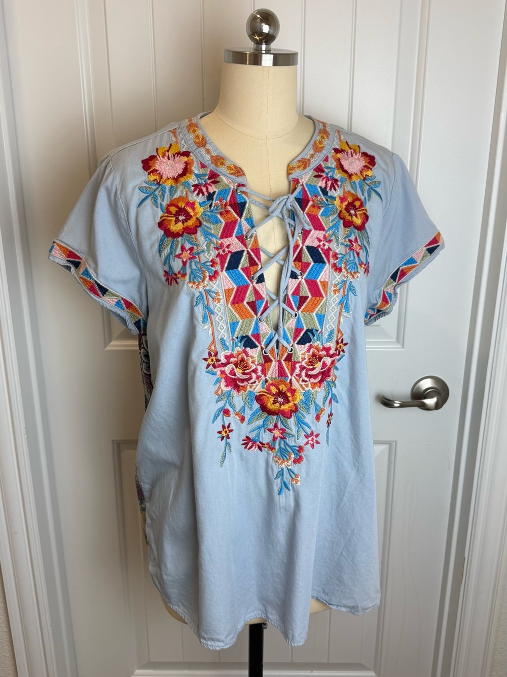 Savanna Jane Light Blue Embroidered Lace-Up Tunic Sz L